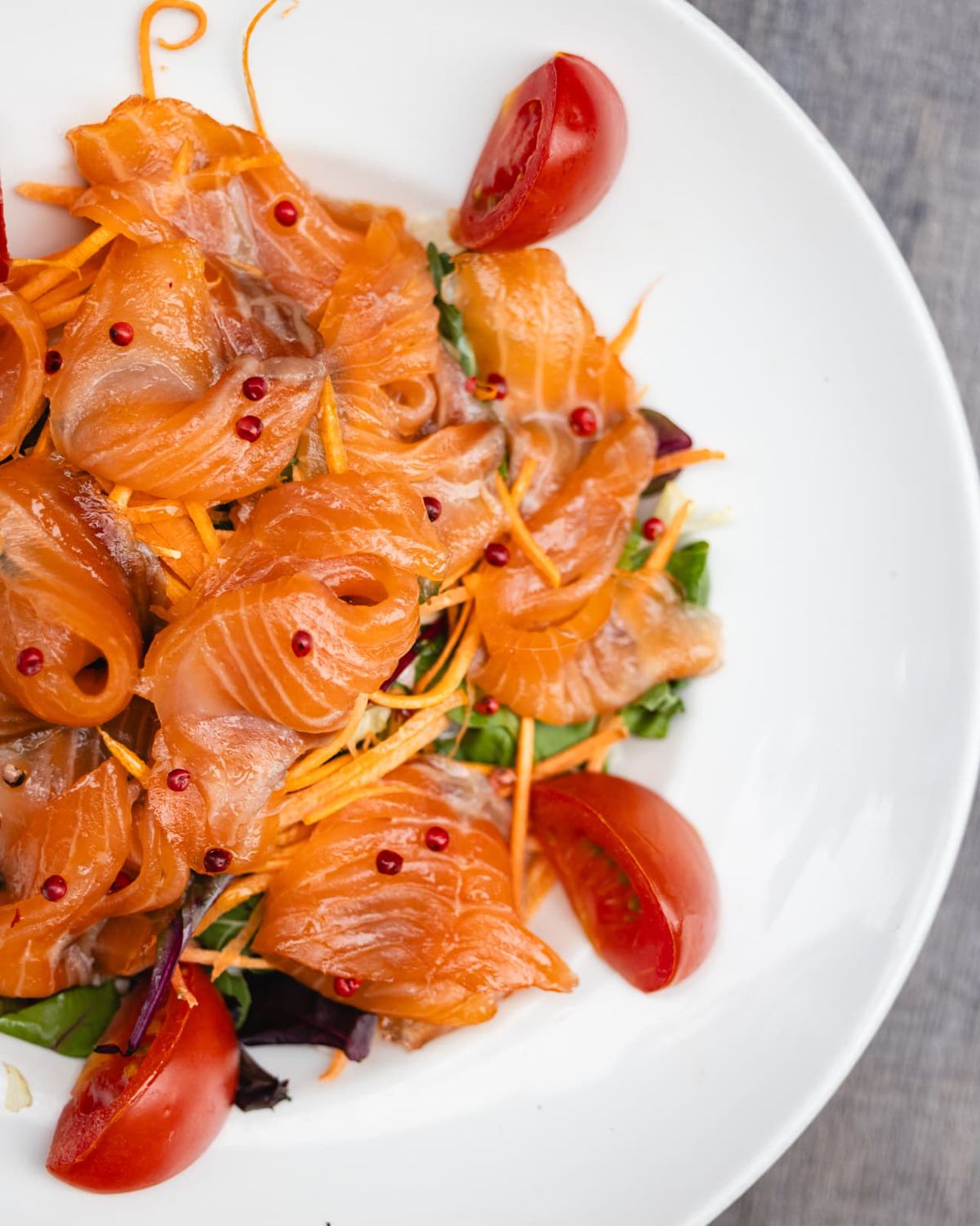 Marinated salmon with pink peppercorns and tomato